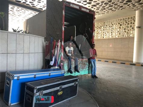حسني، وتربطه علاقة قوية جدًا بوالدته المريضة وهي الفنانة سوسن دائمًا على الجلوس معها أطول وقت ممكن ومراعاتها والعناية بها فهى محور حياته. مصادرة معدات تصوير فيلم «مش أنا» للفنان تامر حسني في الدقي