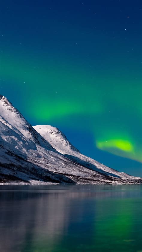 Aurora Borealis In Lake And Mountains Wallpaper 4k Ultra Hd Id4054