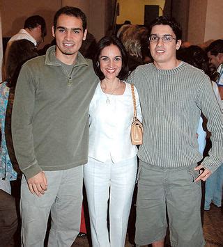 Glória menezes, artistic name of nilcedes soares de magalhães (born nilcedes soares guimarães; GRANDE DIVA GLÓRIA MENEZES E SEUS TARCÍSIOS