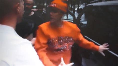Justin Bieber Angry Against Paparazzi In London Youtube
