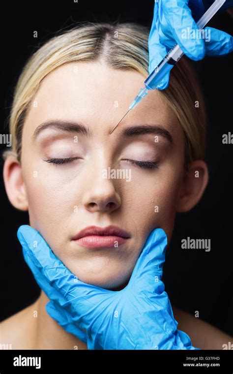 La Mujer Que Recibe La Inyecci N De Botox En Su Frente Fotograf A De