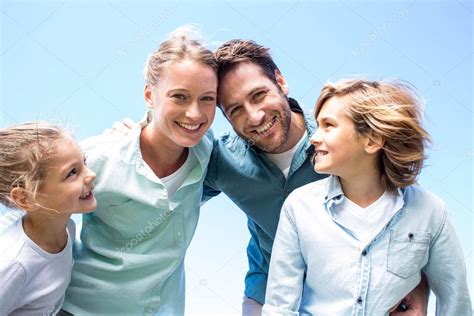 Padres Felices Con Sus Hijos Fotografía De Stock © Wavebreakmedia