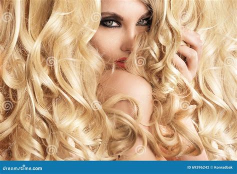 Mooie Dame Met Blonde Tuimelende Krullen Stock Foto Image Of