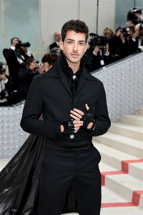 Manu Ríos conquista la MET Gala con el total black look por el que el mismo Karl Lagerfeld