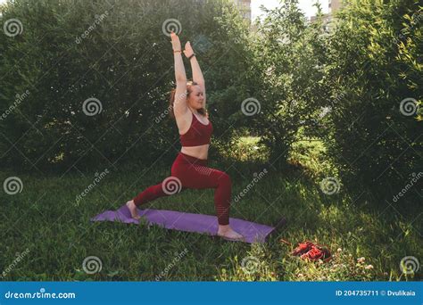 Linda Mulher Com Leggings Vermelhas E Uma Ioga Praticada No Topo De Um Parque Urbano Imagem De