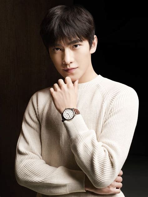 His main clothing is a white training shirt with a gray stripe. Chinese Star Yang Yang Is Montblanc's New Face | Crown ...