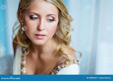 Portret Van Een Zeer Mooi Blondemeisje Met Blauwe Ogen Stock Afbeelding Image Of Uitziend
