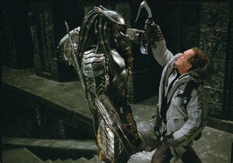 Warring alien and predator races descend on a rural colorado town, where unsuspecting residents must band together for any chance of survival. Le mal-aimé : Alien vs. Predator, le délire régressif ultime