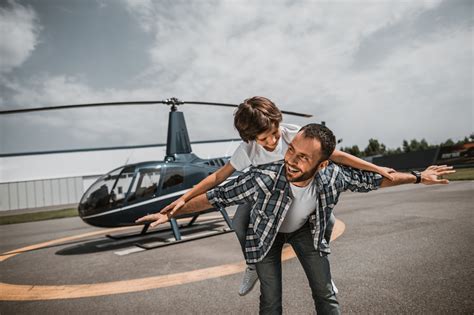 Een helikopter, wentelwiek of hefschroefvliegtuig, kortweg heli, is een vliegtuig met één (of twee) grote rotor(en) met een verticale as. Helikopter Eltern der Selbsttest