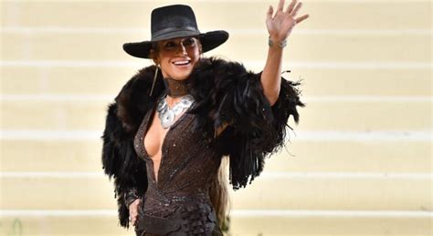 Jennifer Lopez à ans elle fait sensation avec une tenue osée et sexy comme jamais