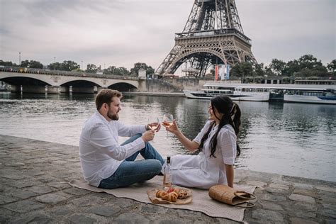 Couples Photoshoot At The Eiffel Tower With A Private Picnic