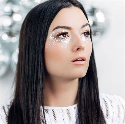 let your you out — lvimagery close up on super beauty natvanlis