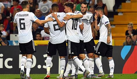 Immerhin ist kapitän adam szalai, der beim 1:1 gegen frankreich nach einem schlag auf den hinterkopf. U21-EM heute live: Österreich gegen Deutschland im TV ...