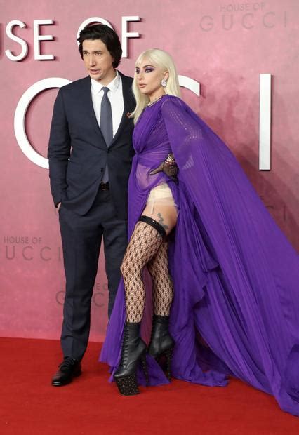 Lady Gaga aposta em vestido transparente roxo dramático com fenda na pré estreia de House of Gucci