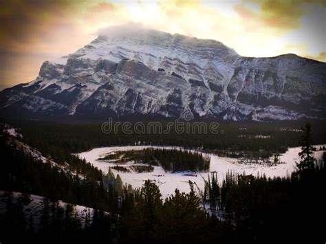 Montañas Rocosas Canadienses En El Parque Nacional De Banff En La