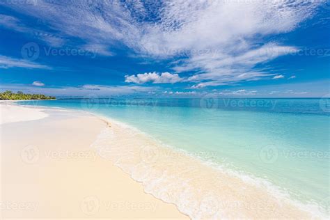 Praia Paradisíaca Tropical Com Areia Branca E água Do Mar Azul Viagens