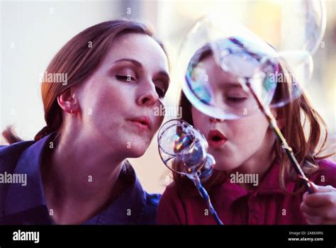 Madre E Hija Haciendo Burbujas Fotos E Imágenes De Stock Alamy