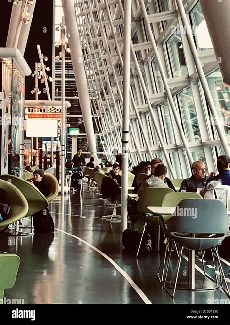 Flughafen Terminal Zürich Innen Fotos Und Bildmaterial In Hoher