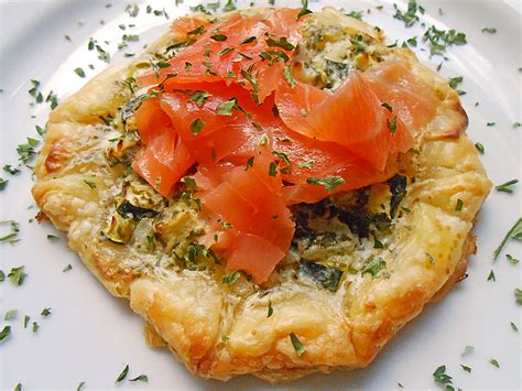 Blätterteig herzhaft mit geräuchertem Lachs und gegrilltem Schinken von
