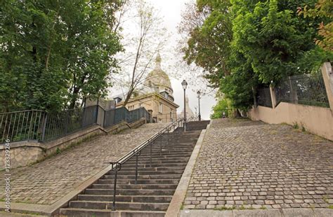 Escalier Romantique Pour Atteindre Le Sacré Cœur De Paris Montmartre