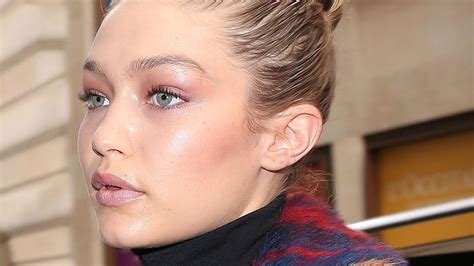 Gigi Hadid Has A Pretty In Pink Makeup Moment During