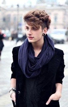 Androgynous haircuts usually consist of shorter hair. Androgynous style | Short hair styles, Hair styles, Hair looks