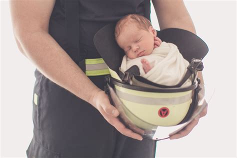 Feuerwehr Baby aktive Nachwuchsförderung Feuerwehr Fotoshooting baby Feuerwehrmann baby