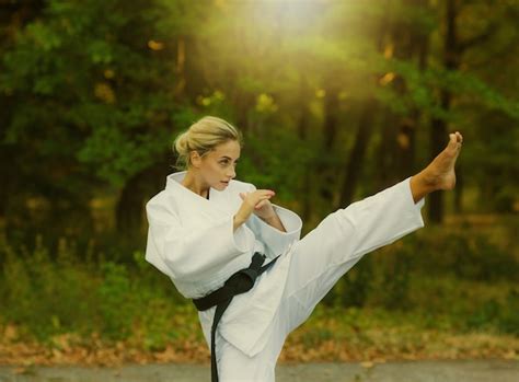 Karate Mädchen Mit Schwarzem Gürtel Kostenlose Foto