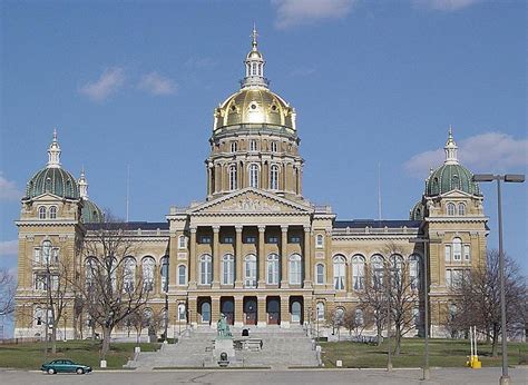 Iowas Capitol In Des Moines Ia Wonderful Places Beautiful Places