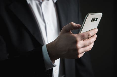 картинки смартфон письмо рука экран человек костюм технологии