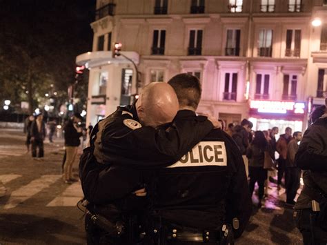 La France à Genoux La Photo Des Deux Policiers Enlacés Après Les Attentats De Paris Fait