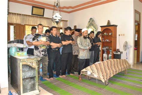 Niat Sholat Jenazah Perempuan dan Tata Caranya | kumparan.com