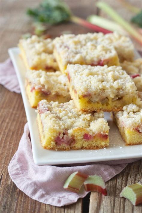 Für den rhabarberkuchen mit guss einen mürbteig herstellen und 30 minuten rasten lassen. Rhabarberkuchen mit Streusel - Rezept - Sweets & Lifestyle®