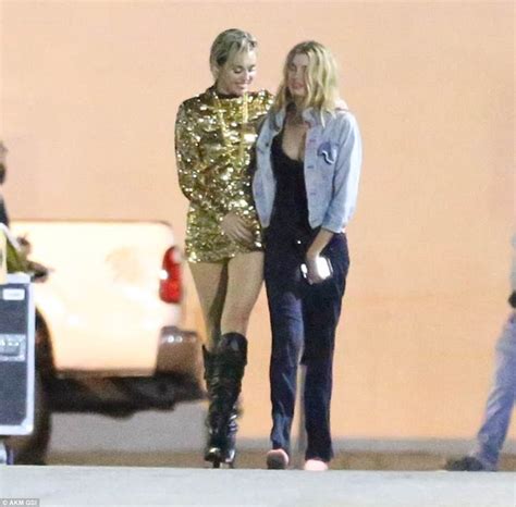Katching My I Miley Cyrus Passionately Kisses Victoria S Secret Angel Stella Maxwell After