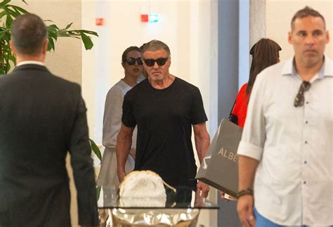 Sylvester Stallone è Stato Fotografato In Italia Con La Sua Famiglia L