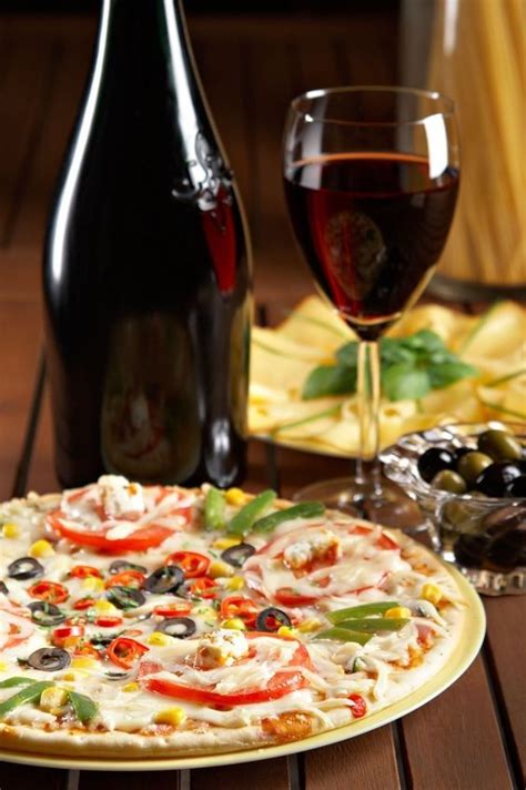 How To Pair Wine With Pizza Revuezzle Wine Recipes Pizza Food