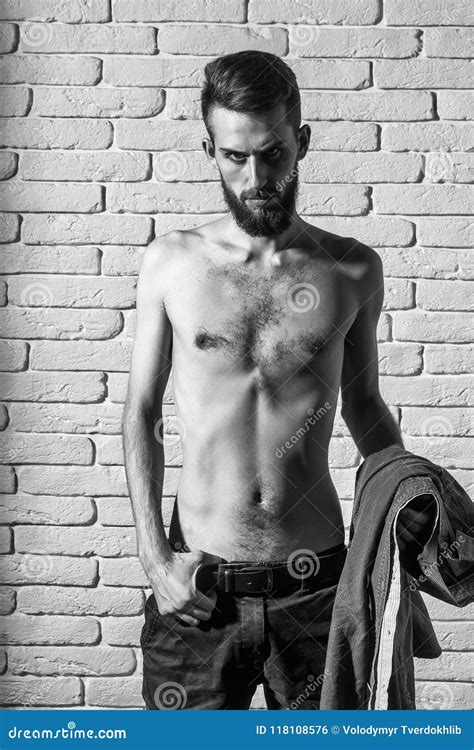 Dimagrisca L Uomo Barbuto Con Il Torso Nudo Sottile Sul Fondo Del Mattone Fotografia Stock