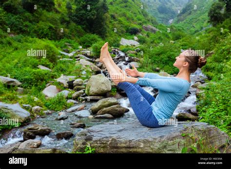 Mujer Haciendo Ashtanga Vinyasa Yoga Asana Navasana Afuera Fotografía De Stock Alamy