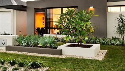 Stone, green plants, water, and fish are the perfect combination for front yard decoration. Amazing Small Front Yard Landscaping Ideas 01 | Modern ...