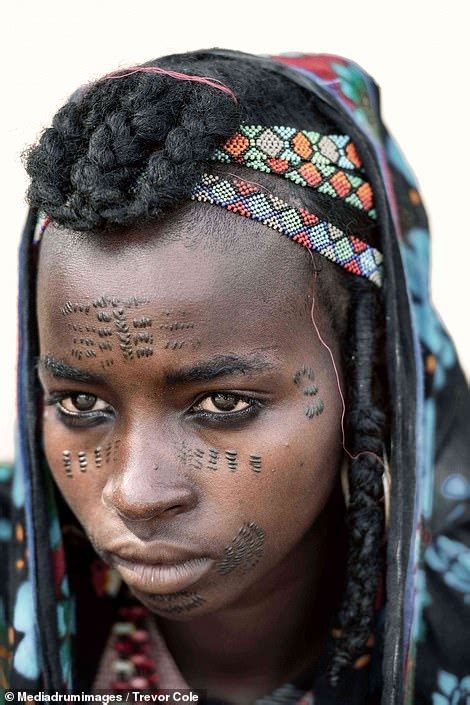 Wodaabe Tribe Where Men Spend Hours Doing Their Hair And Makeup To Impress Women Daily Mail Online