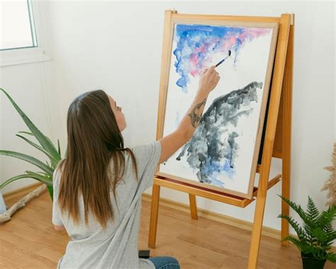 Художник женщина рисует на холсте сзади выстрел Бесплатно Фото