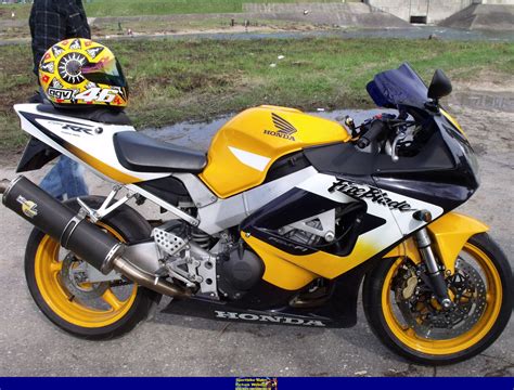 The name gives a very clear clue of the increase in displacement but this was unusual honda brought out the old and the new to willow springs raceway. 2001 Honda CBR 900 RR: pics, specs and information ...