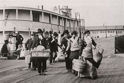 Immigrati Italiani Sbarcano A Ellis Island New York Itaca Scuola