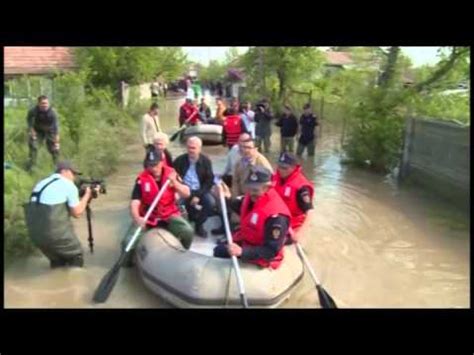Tara are nevoie de canale si baraje pentru a fi ferita de inundatii catastrofale, unde mor oameni nevinovati. Victor Ponta si Liviu Dragnea, plimbati cu barca prin ...