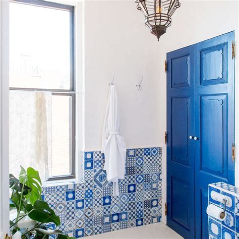 How to decorate a small bathroom can become a nightmare, especially if we're talking super mini small quarter where it barely fits one person. Now This Is How to Decorate a Small Bathroom