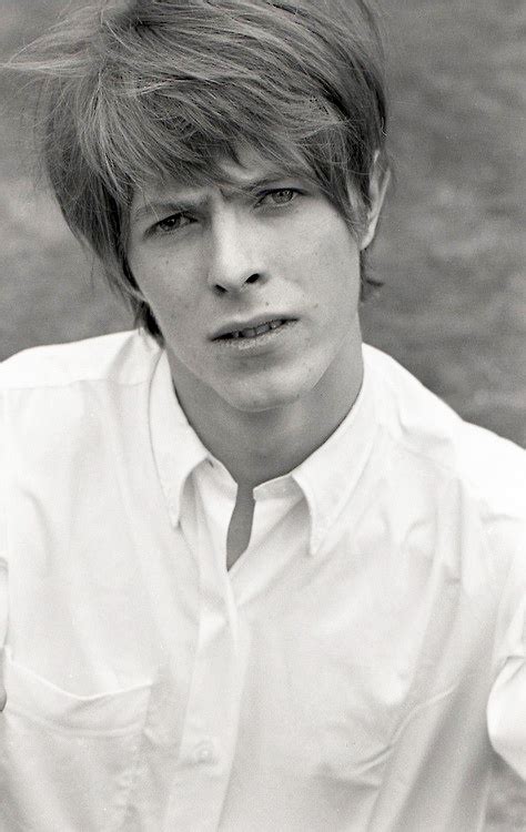 David bowie performs young americans live on the serious moonlight tour in 1983.watch more live videos from david bowie here: Young David Bowie | Peliculas de drama, David bowie, Bowie