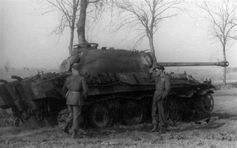 43rd Tank Battalion Soldiers Inspecting A Destroyed German Tank Танк