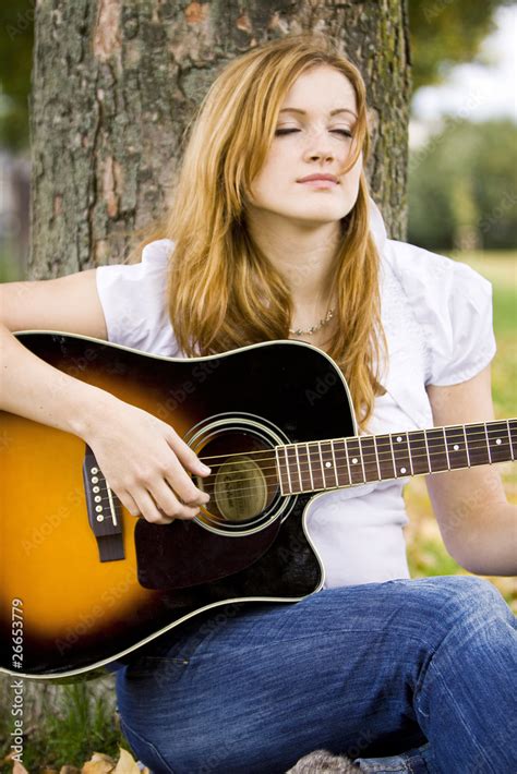 Junge Frau Spielt Gitarre Stock Foto Adobe Stock
