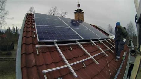 EcoKraft 4kW solcellsanläggning monterad på villatak - YouTube