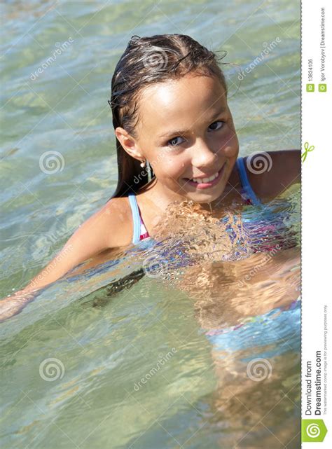 Meisje Dat In Overzees Zwemt Stock Foto Afbeelding Bestaande Uit